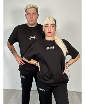 Camiseta básica de color negro.