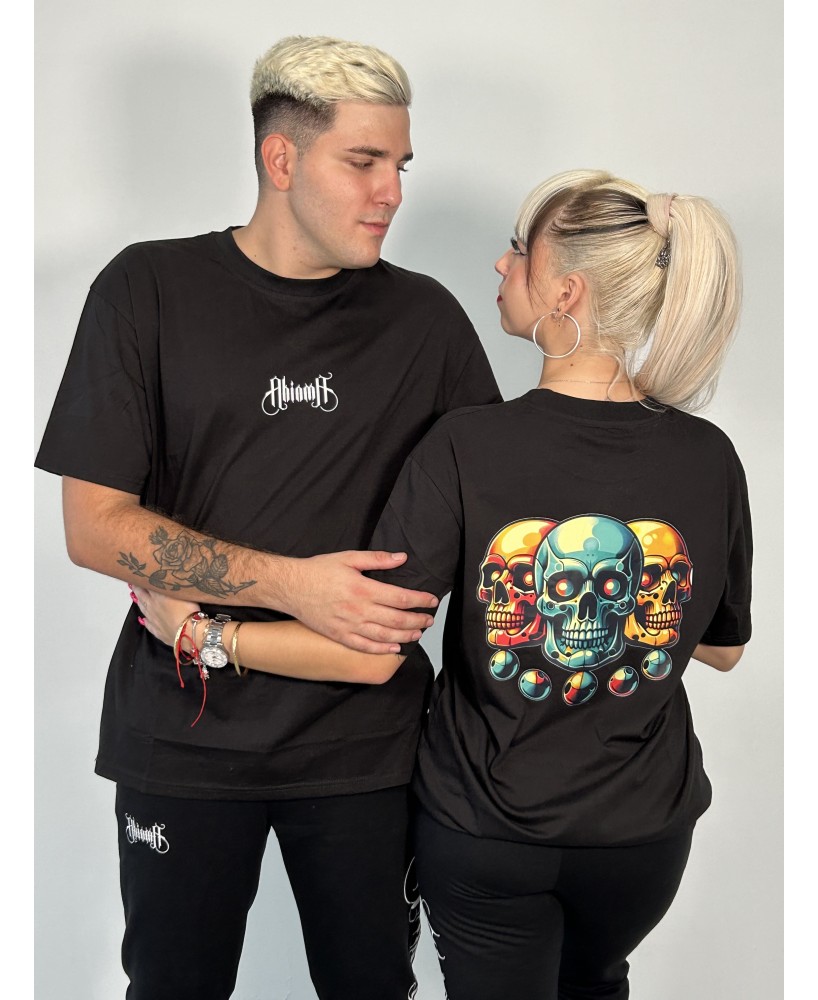 Camiseta de color negro con diseño exclusivo en la espalda.