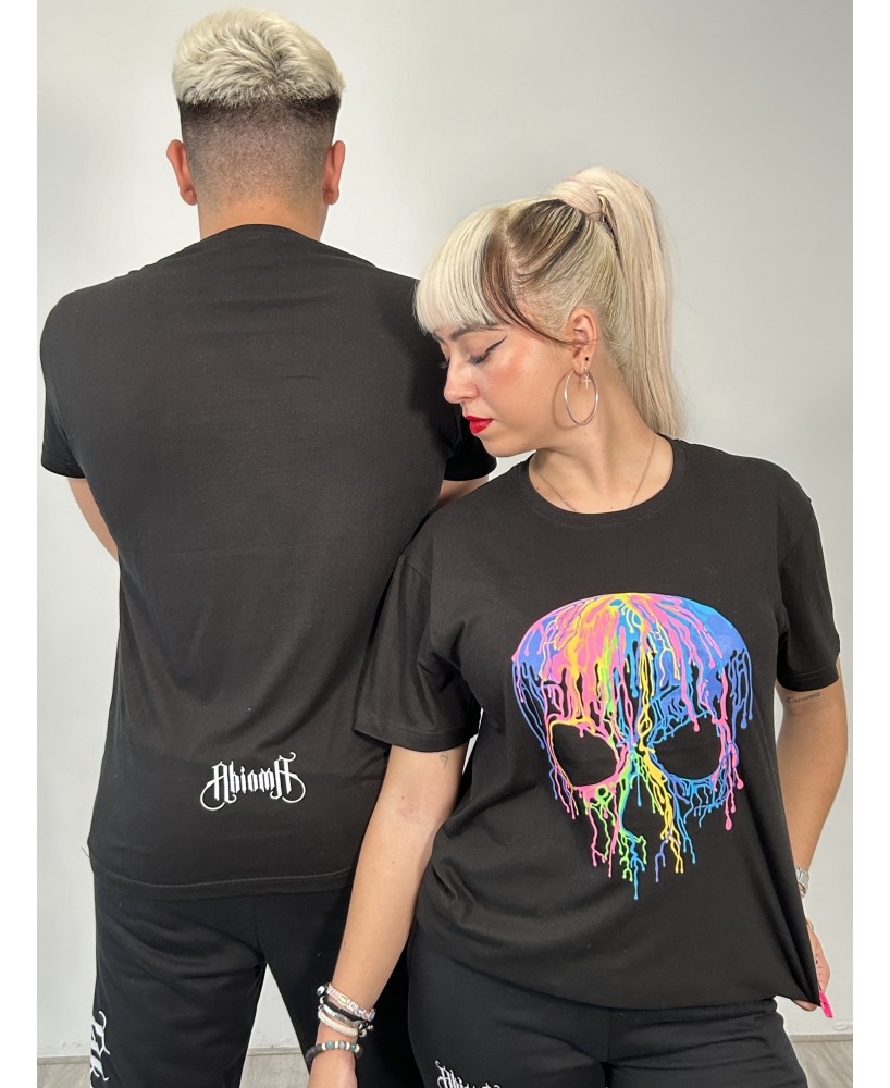 Camiseta de color negro con diseño de calavera.