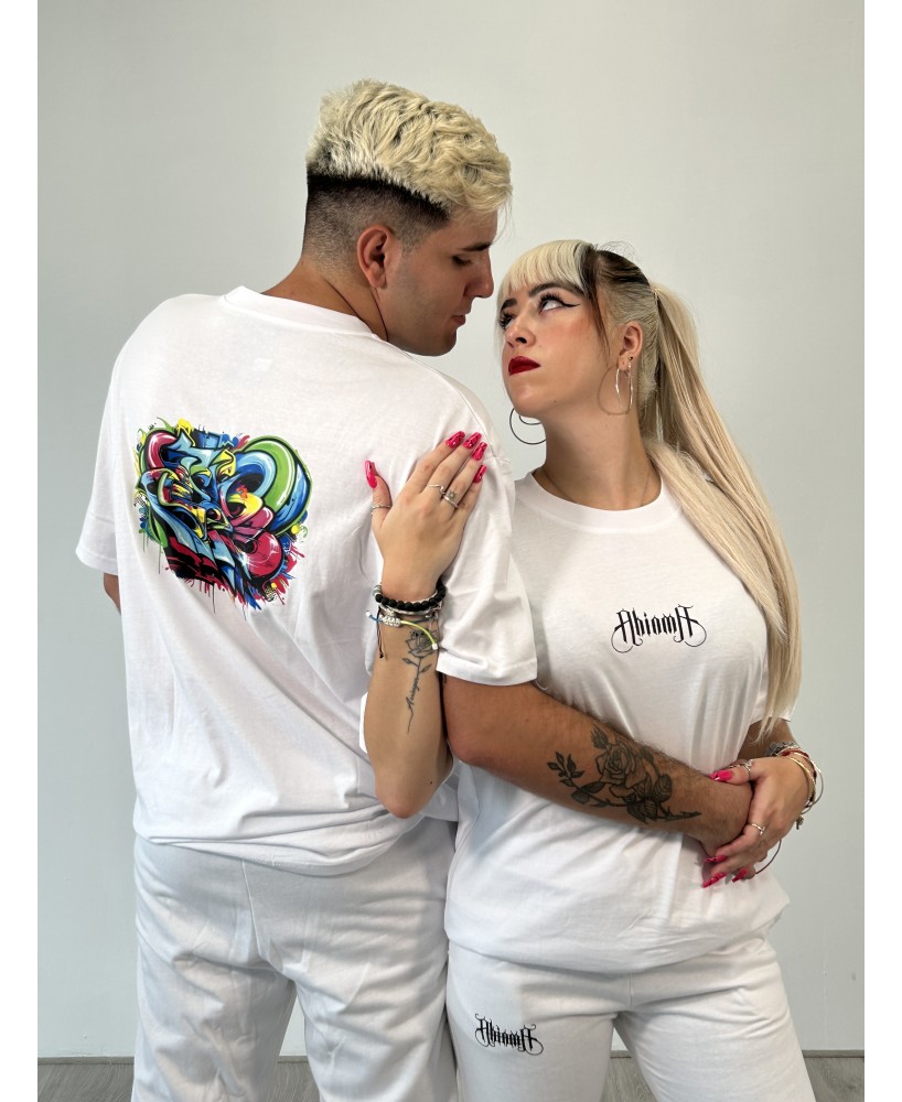 Camiseta de color blanco con diseño exclusivo en la espalda.
