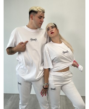Camiseta de color blanco con diseño exclusivo en la espalda.