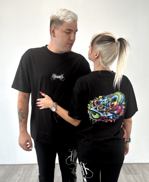 Camiseta de color negro con diseño exclusivo en la espalda.