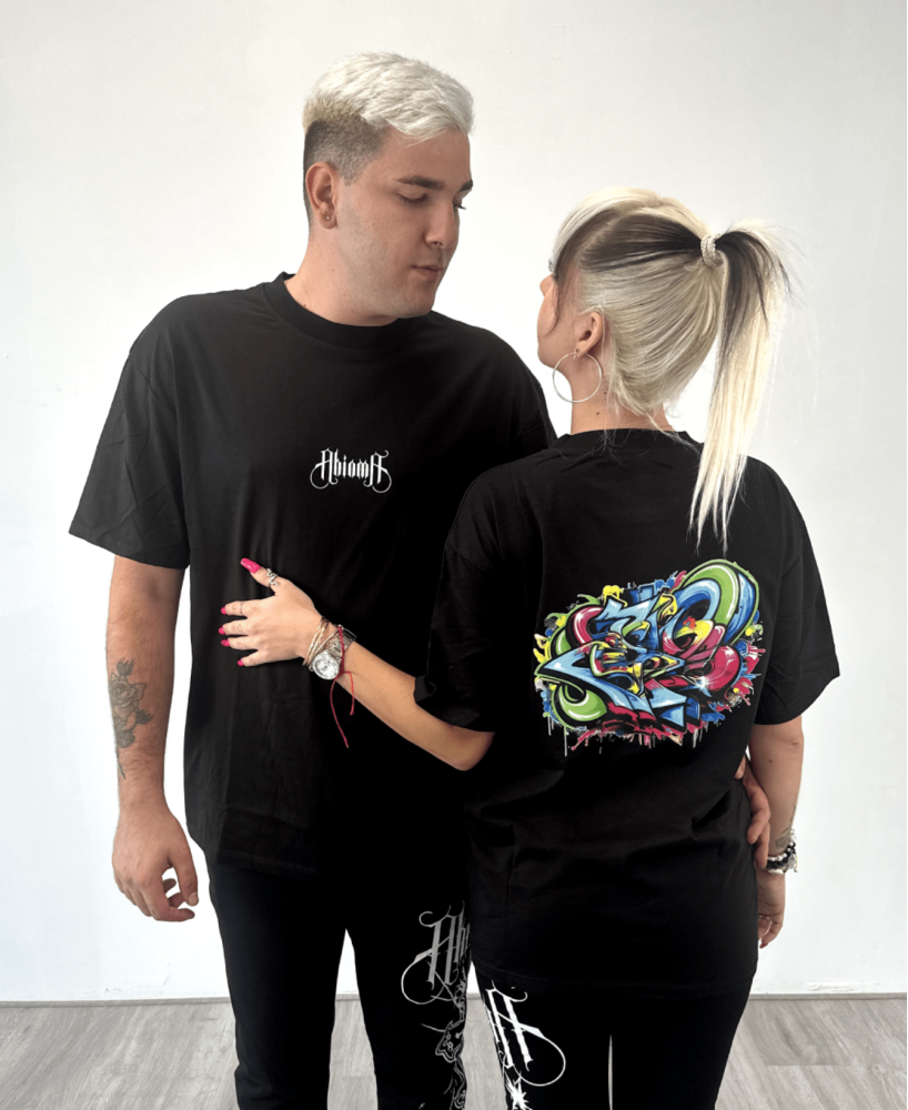 Camiseta de color negro con diseño exclusivo en la espalda.