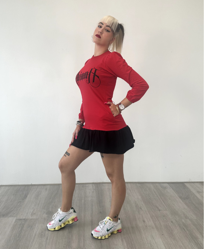 Vestido corto de color rojo con el logo de Ahinma.