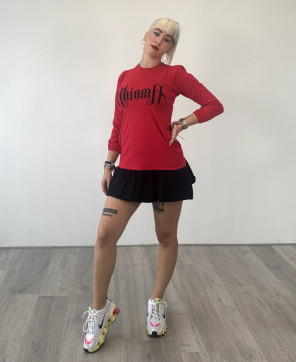 Vestido corto de color rojo con el logo de Ahinma.