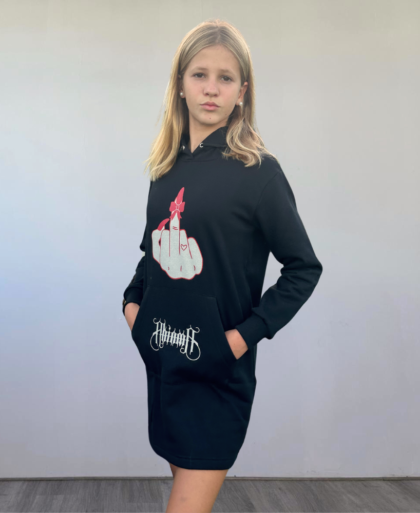 Sudadera-vestido de color negro con diseño exclusivo.