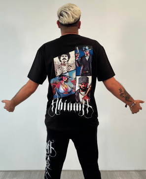 Camiseta de color negro con diseño exclusivo en la espalda.