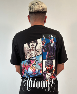 Camiseta de color negro con diseño exclusivo en la espalda.