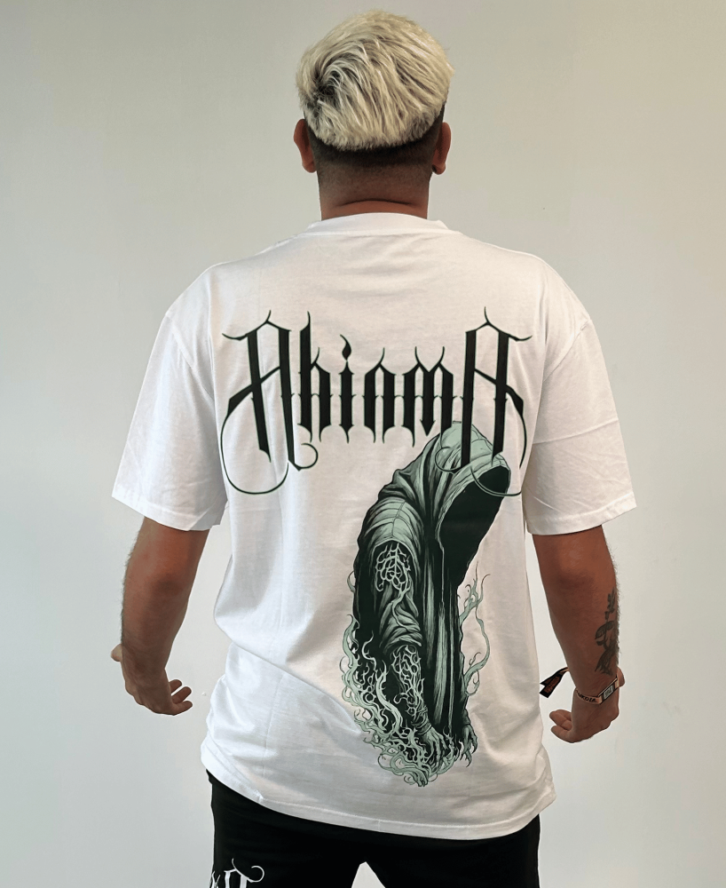 Camiseta de color blanco con diseño exclusivo en la espalda.