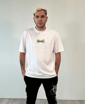 Camiseta blanca con diseño exclusivo del logo en el pecho.