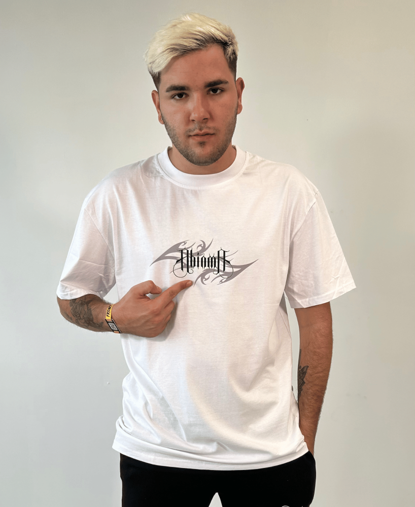Camiseta de color blanco con diseño de tribal y logo de Ahinma.