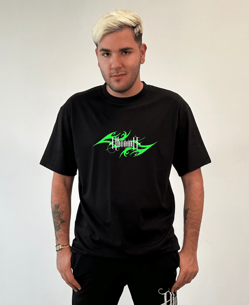 Camiseta negra con diseño de tribal en el pecho.