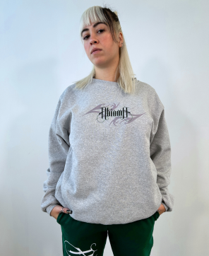Sudadera de color gris con diseño de tribal y logo de Ahinma.