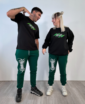 Sudadera y camiseta TRIBCREW negras.