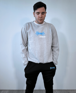 Sudadera sin capucha de color gris.