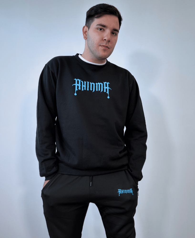 Sudadera de color negro sin capucha.