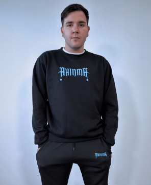 Sudadera de color negro sin capucha.