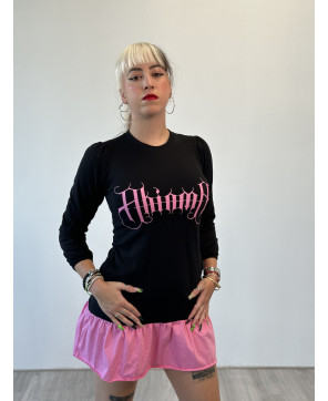 Vestido corto con volante rosa.