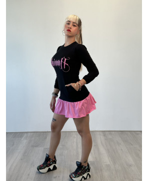 Vestido corto con volante rosa.