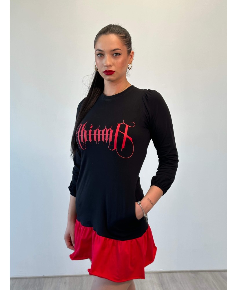 Vestido corto de color negro con la falda en rojo.