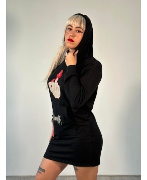 Sudadera-vestido de color negro con diseño exclusivo.